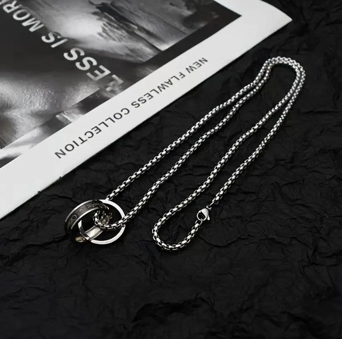 collar con Anillo doble en fondo negro y blanco