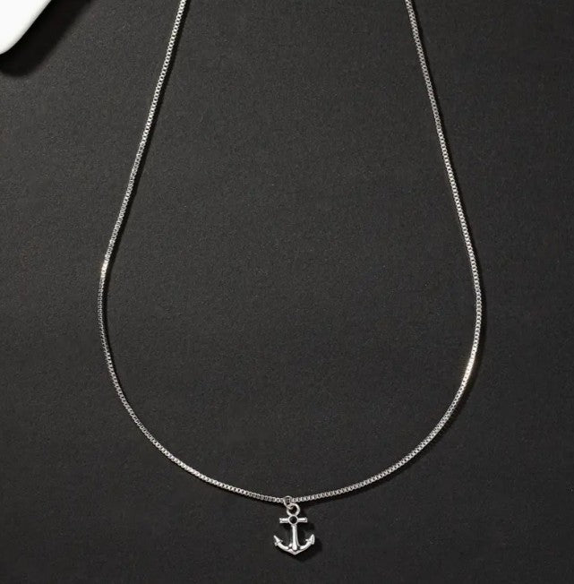 collar con Ancla en fondo negro