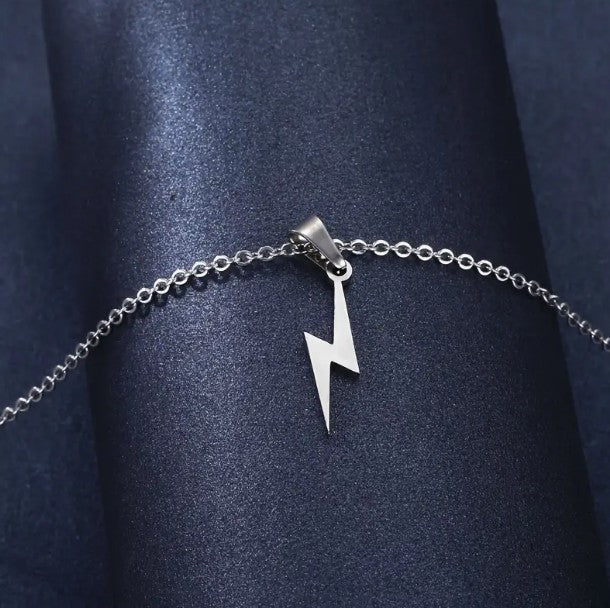 O shape chain con pendiente de rayo plateado basico